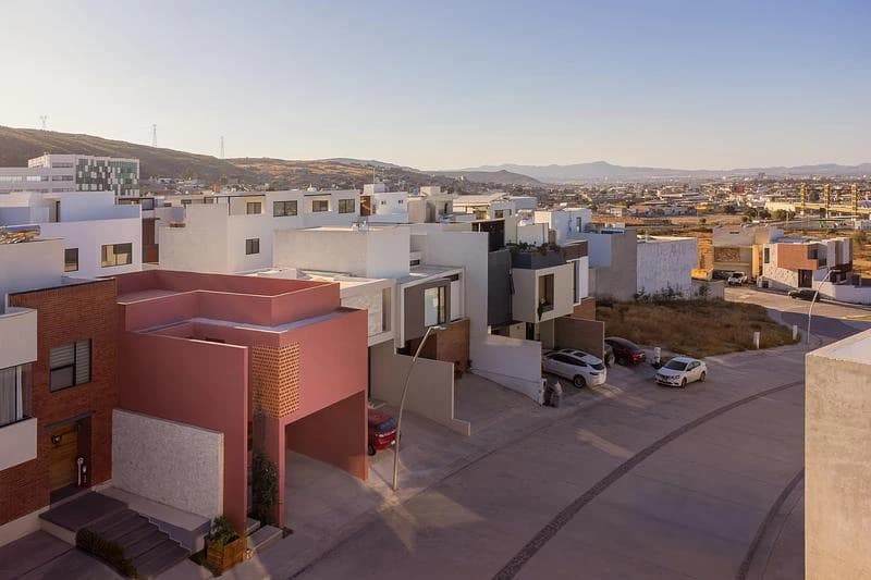 Casa Cardona in its residential street in San Luis Potosí · LGM Studio · via v2com