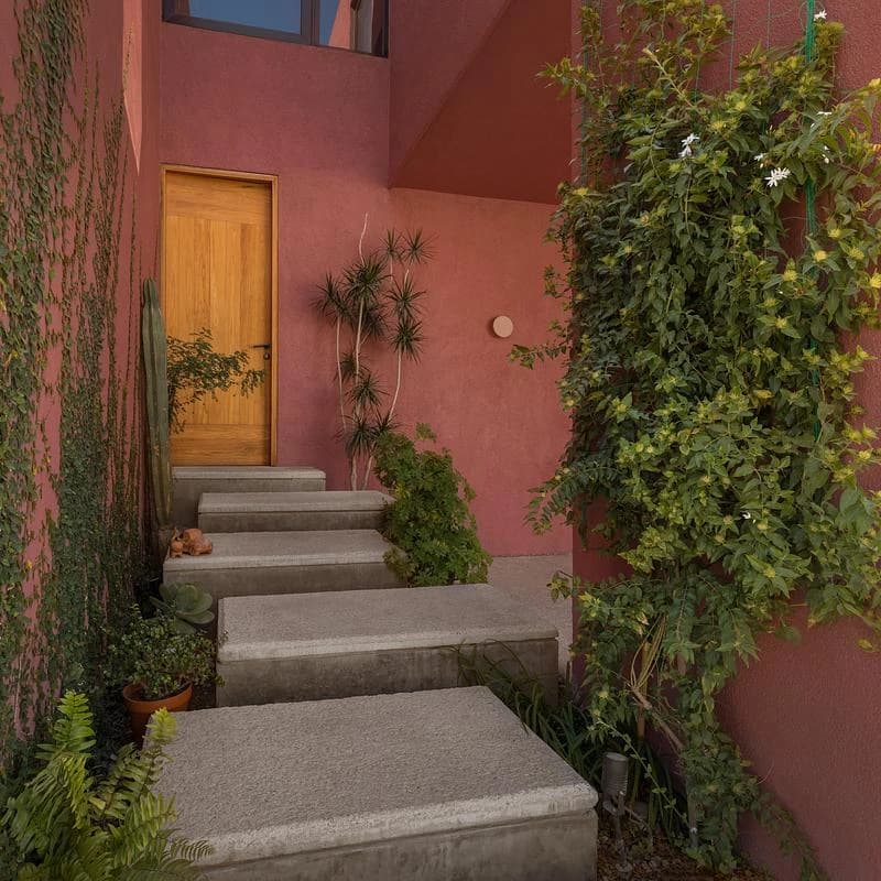 Stepped planted entrance sheltered by the upper volume · LGM Studio · via v2com
