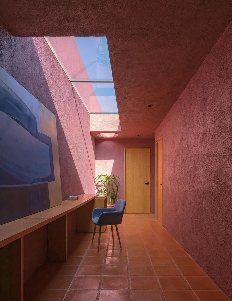 Upper passage beneath a long roof opening · LGM Studio · via v2com