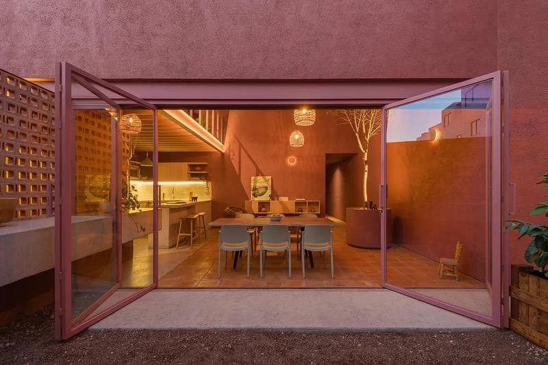 Courtyard and dining room illuminated at dusk · LGM Studio · via v2com