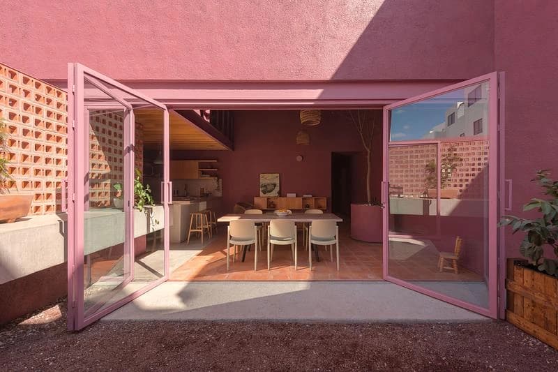 Open folding doors connect the dining room and courtyard · LGM Studio · via v2com