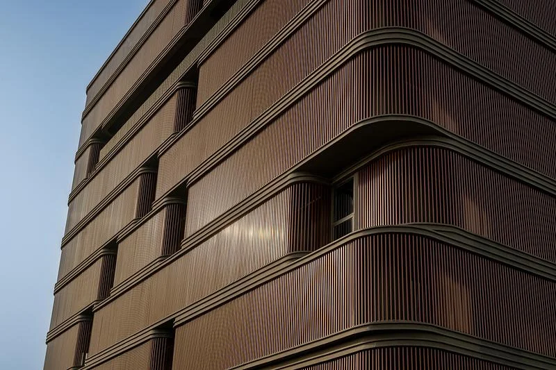 Overlapping screens around a building corner · Vinay Panjwani · via v2com
