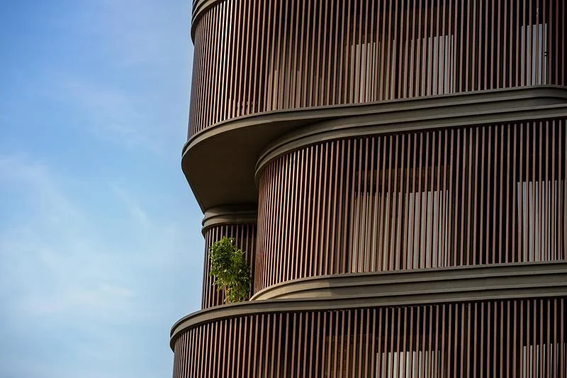 Close view of projecting rounded facade edges · Vinay Panjwani · via v2com