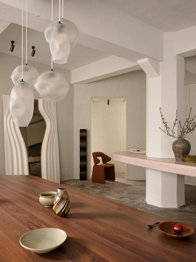 Dining area connecting to the kitchen · Anson Smart · via v2com