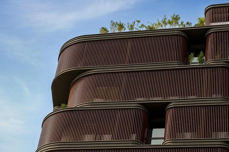 Upper terraces and roof planting against the sky · Vinay Panjwani · via v2com