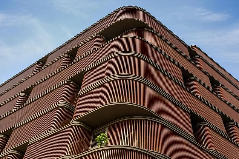 Rounded corner screens seen from below · Vinay Panjwani · via v2com