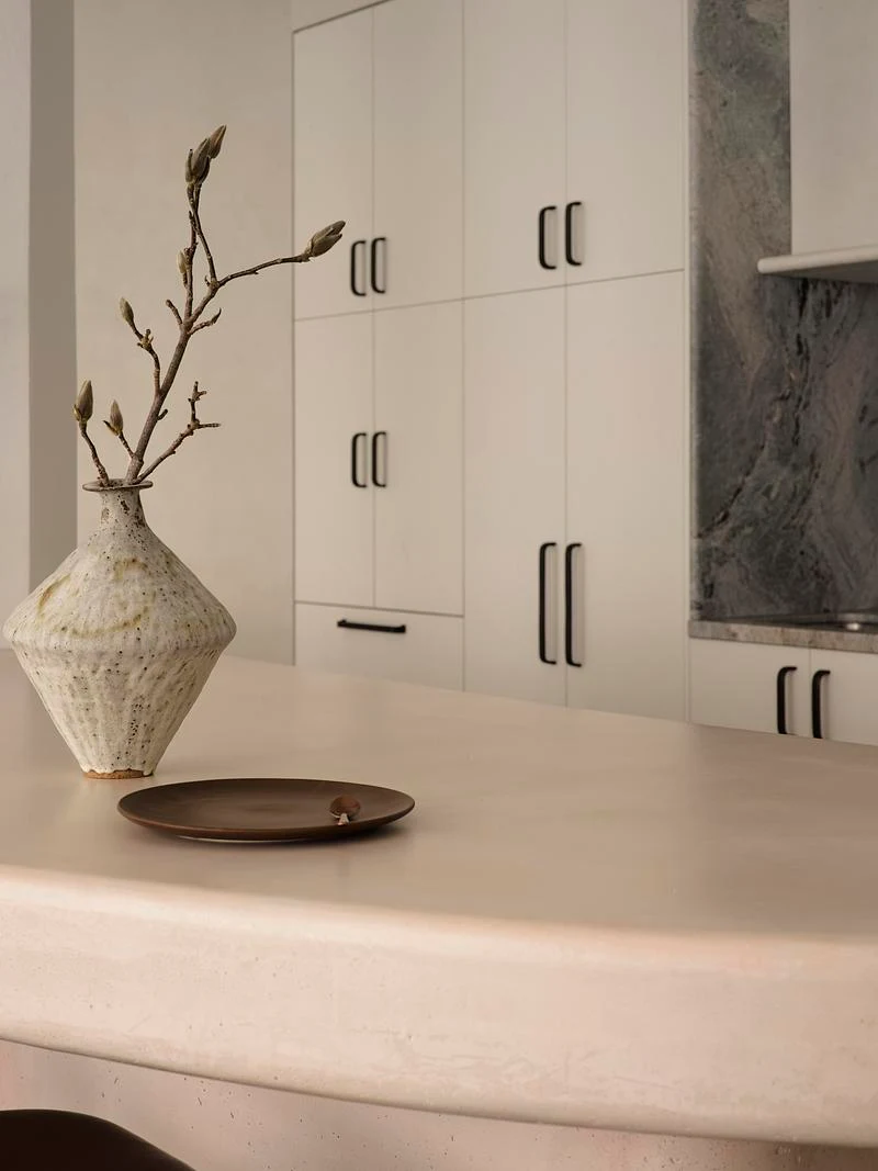 Rounded edge of the pale kitchen worktop · Anson Smart · via v2com