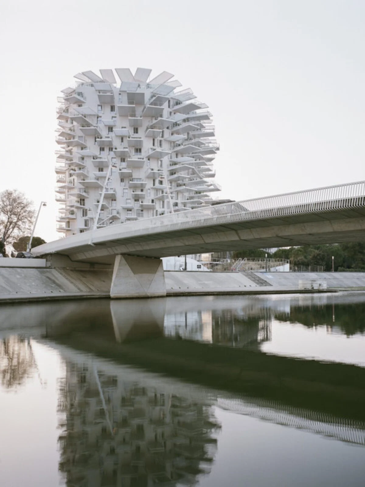 L’Arbre Blanc beside the Lez river · Photography © Cyrille Weiner
