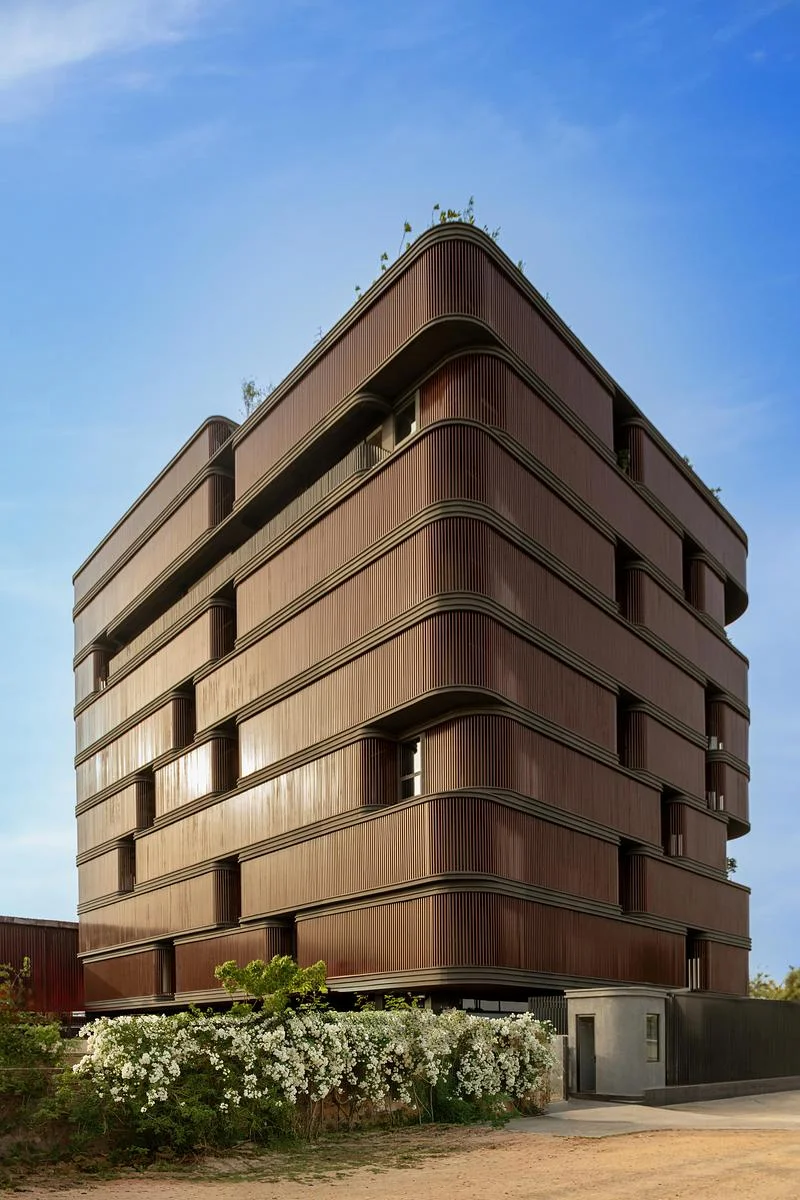 A corner view of the layered exterior · Vinay Panjwani · via v2com