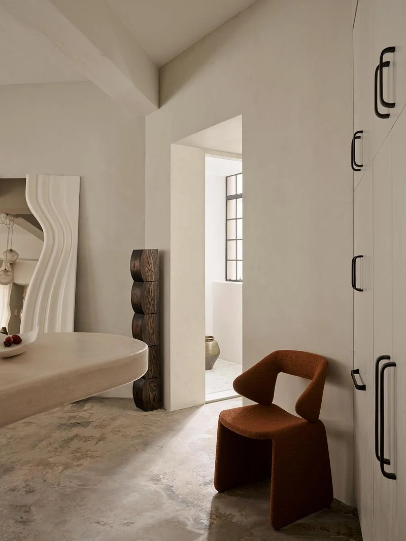 Joinery and a glimpse of the adjoining room · Anson Smart · via v2com