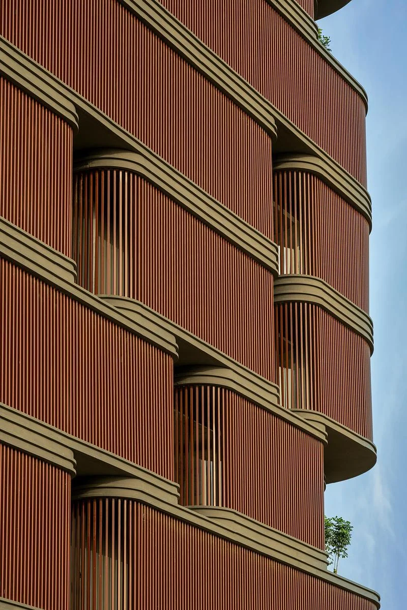 Vertical fins and curved terrace edges · Vinay Panjwani · via v2com