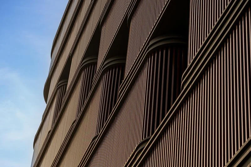 A close oblique view of the facade fins · Vinay Panjwani · via v2com