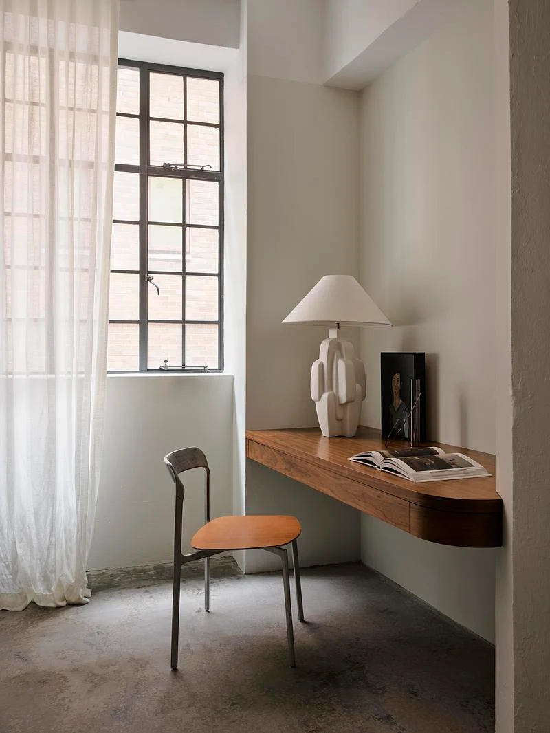 Desk and seating beside the window · Anson Smart · via v2com